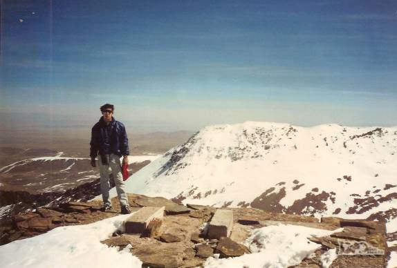 Aos 5.300 metros de altitude, quase no topo do monte Chacaltaya, onde existia a mais alta pista de esqui do mundo, perto de La Paz, na Bolívia (viagem de Julho de 1990)